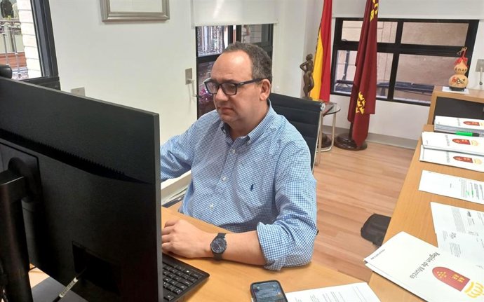 El Director General De Universidades E Investigación, Antonio Caballero, Durante La Sesión Extraordinaria, Por Videollamada, Del Consejo Interuniversitario De La Región De Murcia Celebrada Ayer.