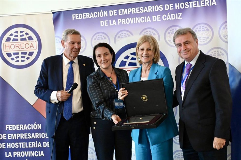 La alcaldesa de Jerez de la Frontera (Cádiz), María José García-Pelayo, ha recibido la Medalla de Oro de manos de la Federación Provincial de Empresarios de Hostelería (Horeca).