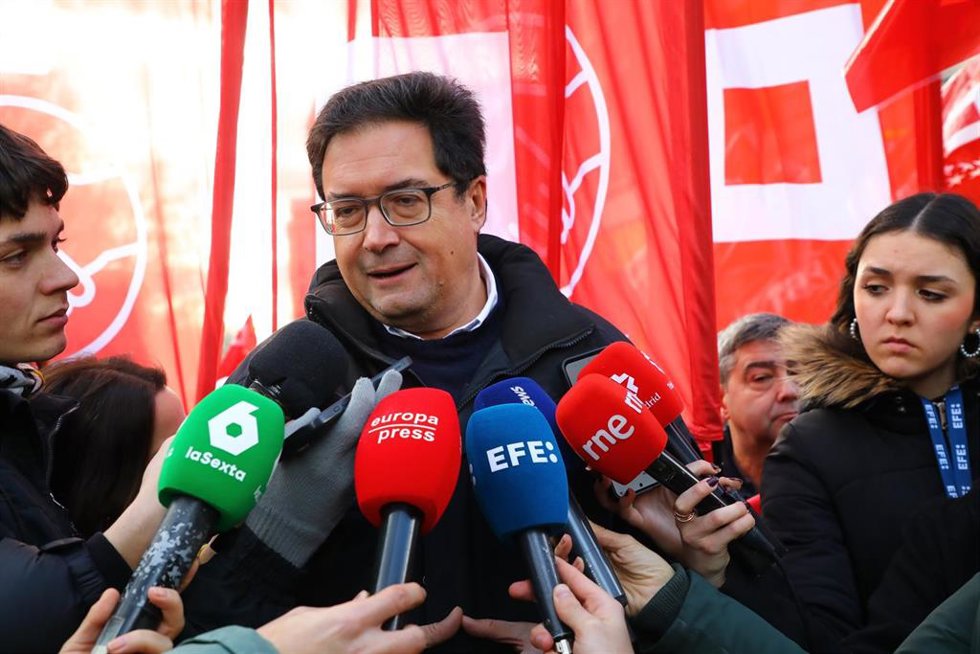 Archivo - Imagen de recurso del secretario general del PSOE de Madrid y ministro para la Transformación Digital y de la Función Pública, Óscar López, ofreciendo declaraciones a los medios antes del comienzo de una manifestación