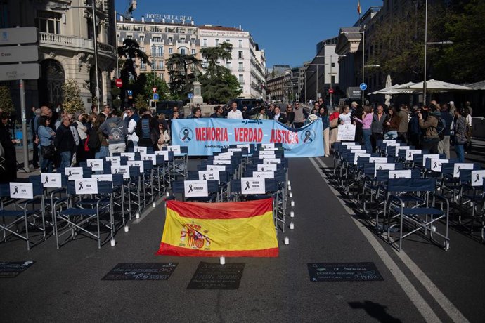 Manifestantes durante la concentración convocada por la Asociación Víctimas Descarrilamiento Adamuz frente al Congreso, a 15 de abril de 2026, en Madrid (España). 