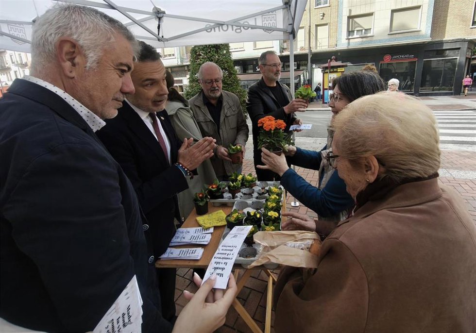 Archivo - Reparto en Logroño de flores del Vivero Municipal por el Día de la Madre del año pasado.