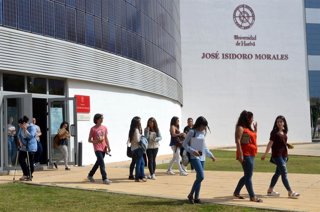 Archivo - Estudiantes en la Universidad de Huelva
