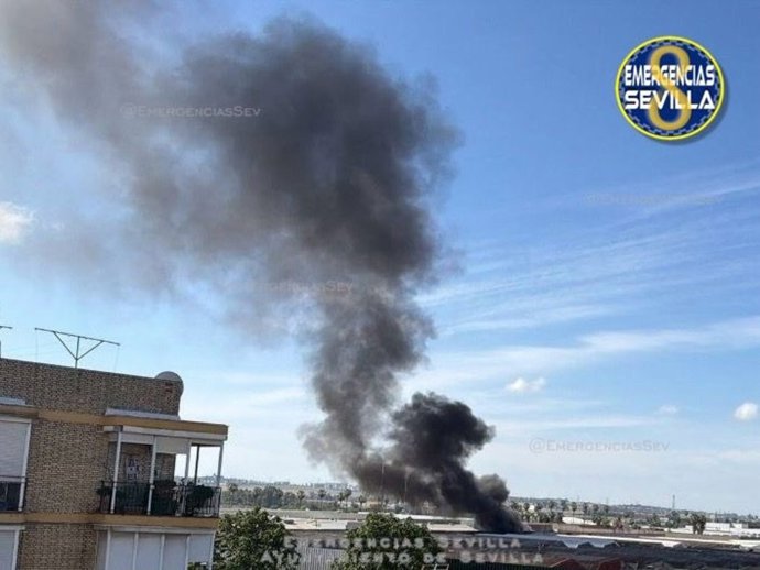 Columna de humo del incendio en el Polígono Navisa, visible desde distintos puntos de la ciudad.