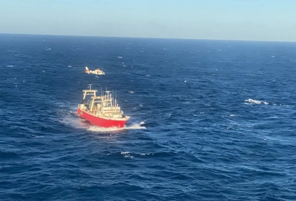 Operativo de evacuación del marinero herido. - PREFECTURA NAVAL ARGENTINA