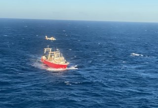 Operativo de evacuación del marinero herido.