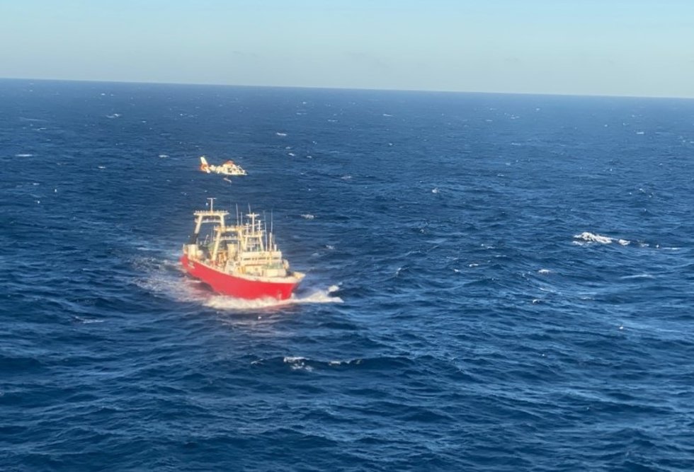Operativo de evacuación del marinero herido.