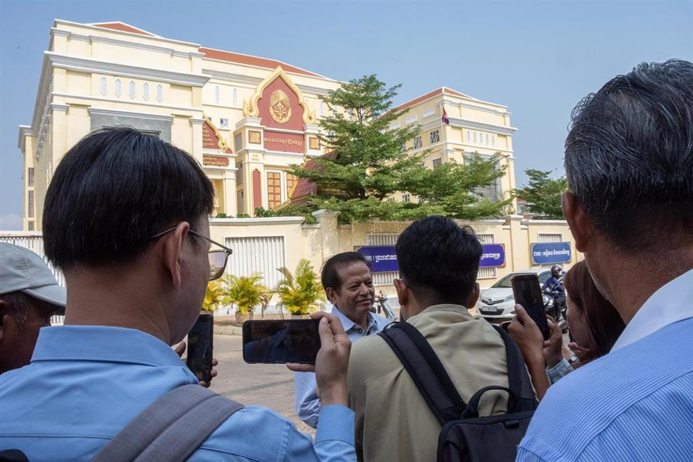 El opositor Kem Sokha llega al tribunal para escuchar el veredicto sobre la apelación de su sentencia, a 30 de abril de 2026