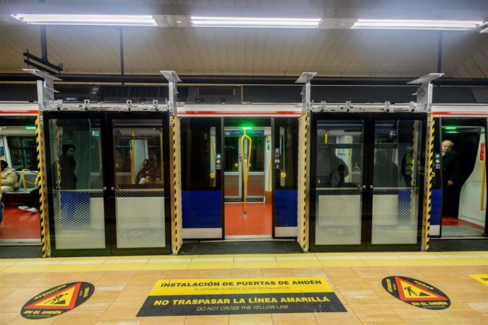 Archivo - Varias puertas de Andén colocadas recientemente, en la línea 6 del metro de Madrid
