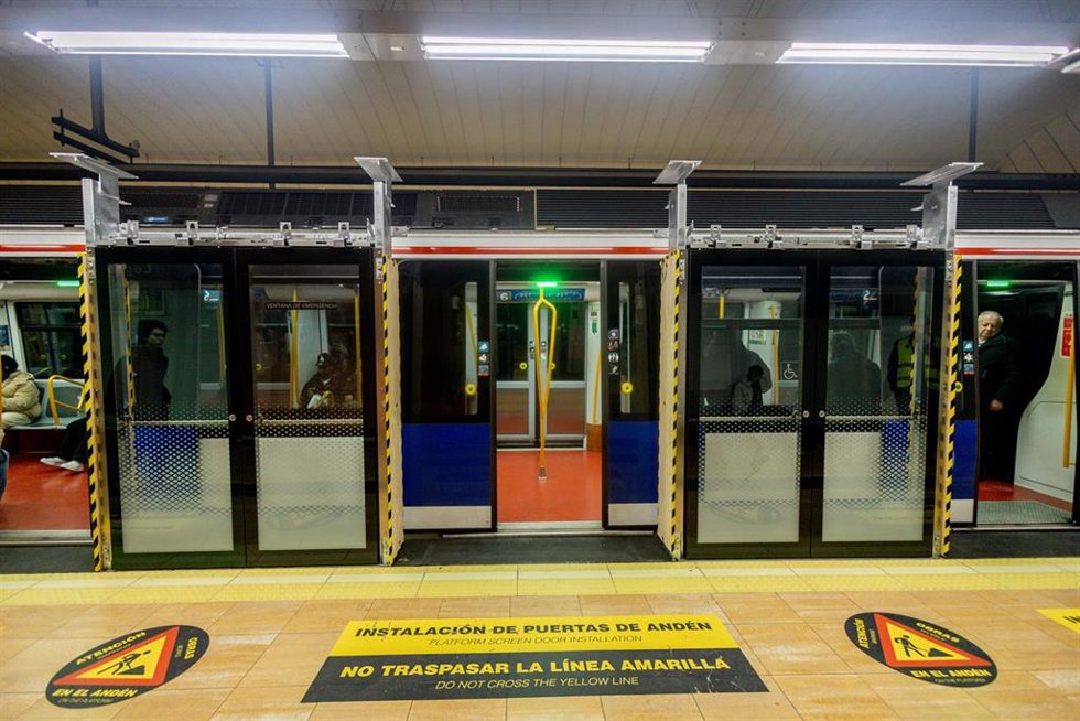 Archivo - Varias puertas de Andén colocadas recientemente, en la línea 6 del metro de Madrid
