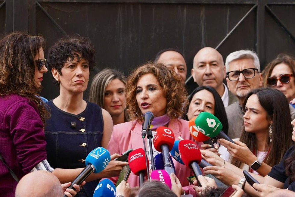 La secretaria general del PSOE-A, María Jesús Montero, atiende a los medios en Málaga.