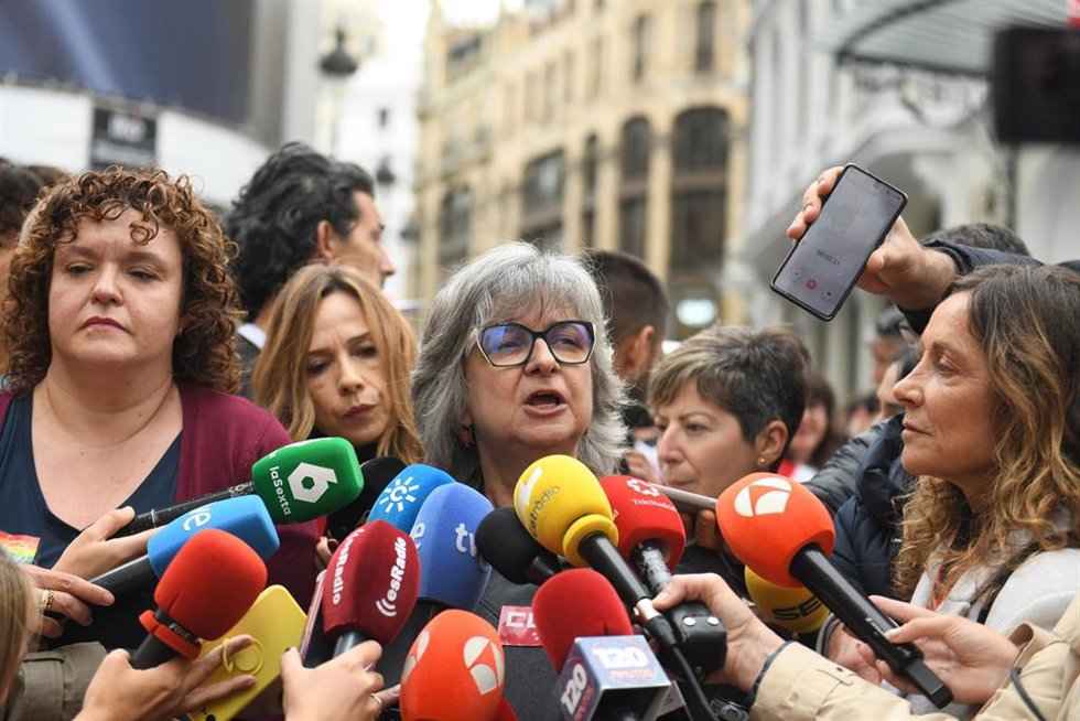 Archivo - Imagen de archivo de la secretaria de CCOO de la Comunidad de Madrid, Paloma López, ofreciendo declaraciones a los medios durante la manifestación por el Día del Trabajador junto a su homóloga de UGT Madrid, Susana Huertas.