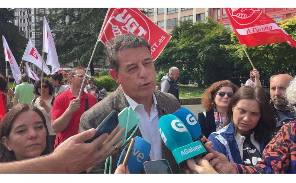 El secretario xeral del PSdeG, José Ramón Gómez Besteiro, ofrece declaraciones con motivo del Primero de Mayo