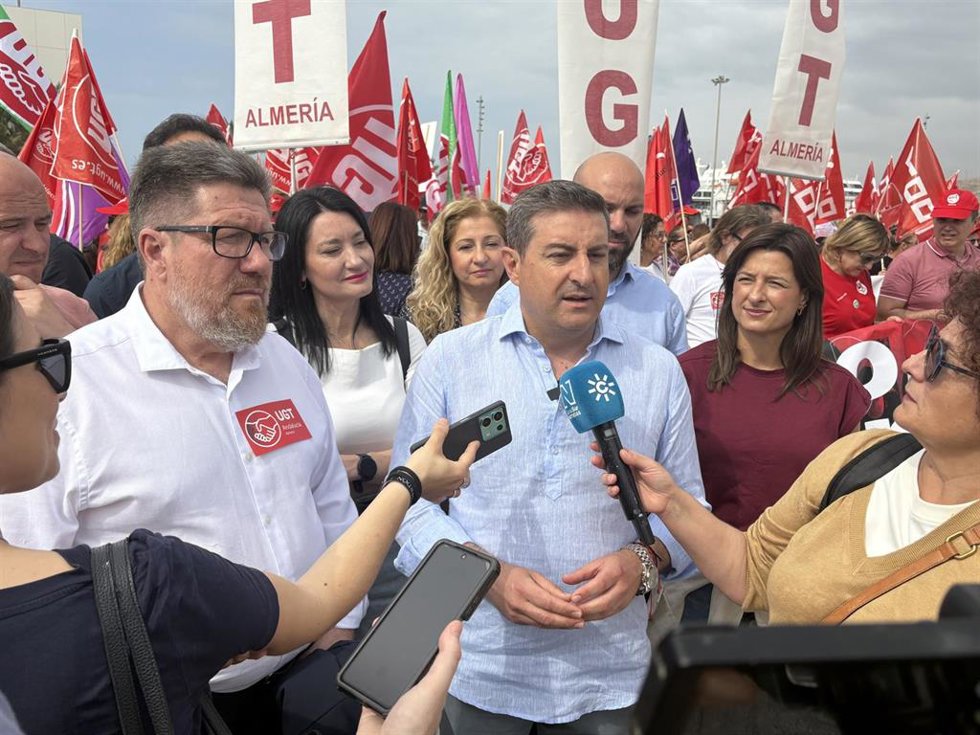 El cabeza de lista del PSOE de Almería al Parlamento de Andalucía, José Nicolás Ayala, en la manifestación del 1 de Mayo.