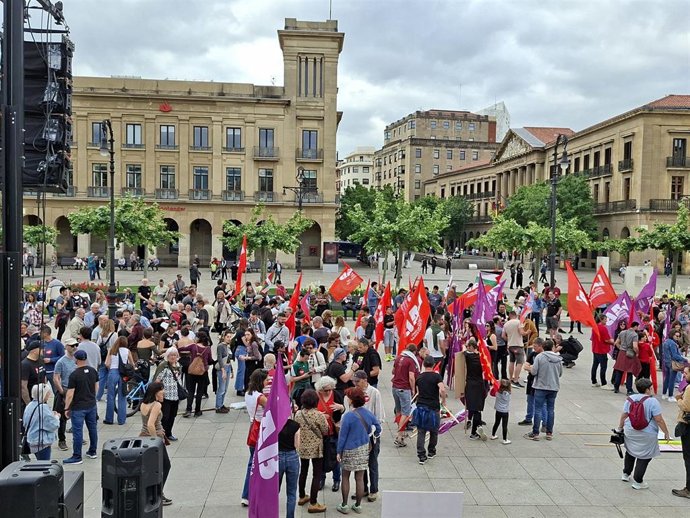 Momentos previos a la manifestación de LAB en Pamplona.