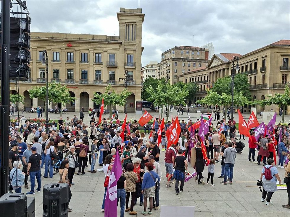 Momentos previos a la manifestación de LAB en Pamplona.