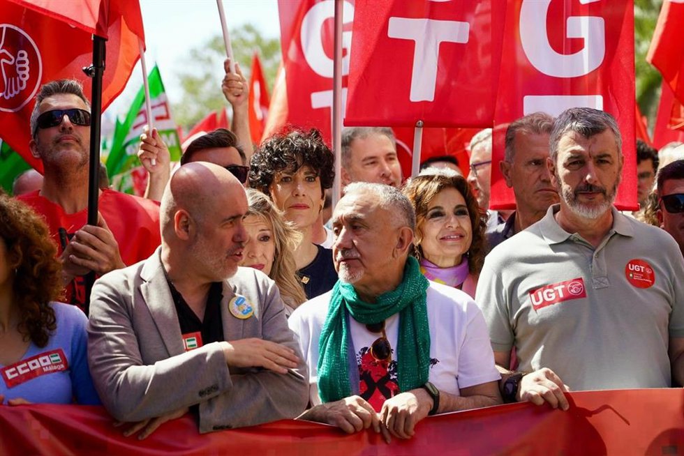 Cabecera de la manifestación convocada en Málaga por el 1 de mayo por los sindicatos UGT y CCOO, con la asistencia de la ministra de Inclusión, Seguridad Social y Migraciones, y portavoz del Gobierno, Elma Saiz.