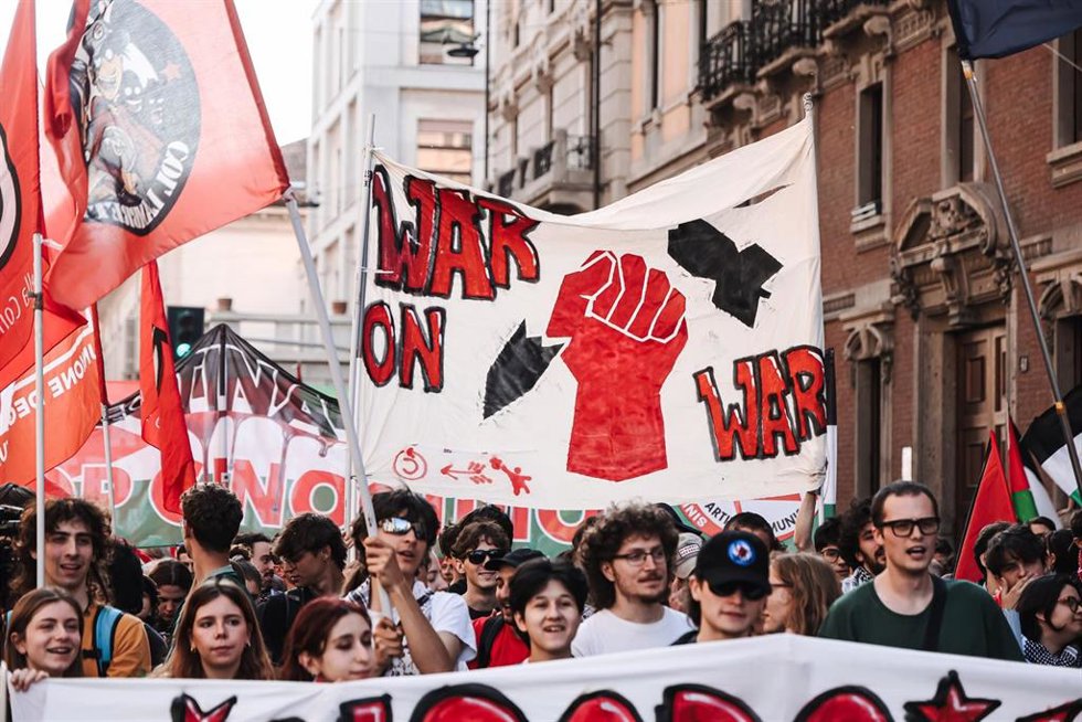 30 April 2026, Italy, Milan: People march in support of the Global Sumud Flotilla following the Israeli army's boarding and arrest of activists off the coast of Greece en route to Palestine. Photo: Alessandro Bremec/IPA via ZUMA Press/dpa