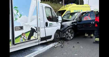 Cuatro heridos en un choque frontal entre una furgoneta y un coche en Santander
