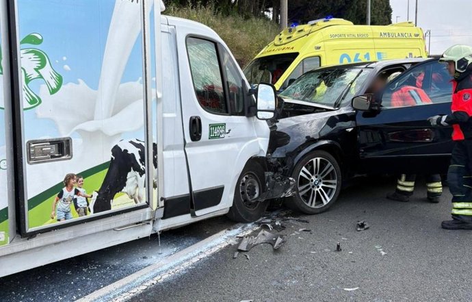 Cuatro heridos en un choque frontal entre una furgoneta y un coche en Santander