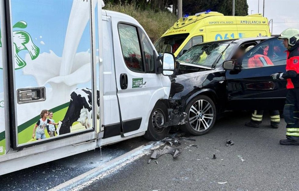 Cuatro heridos en un choque frontal entre una furgoneta y un coche en Santander