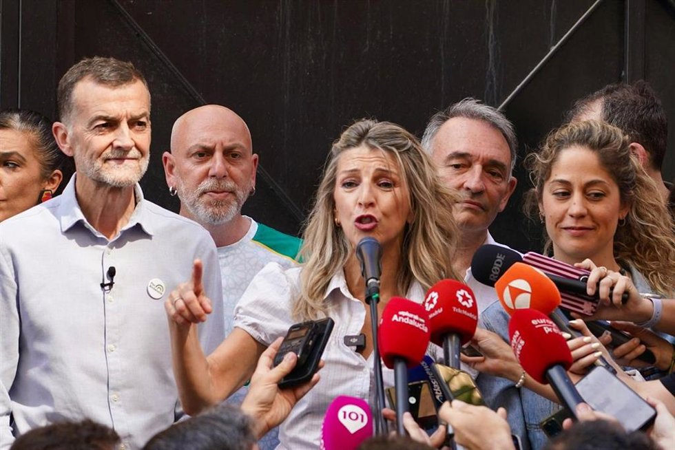 La vicepresidenta segunda del Gobierno y ministra de Trabajo, Yolanda Díaz, atiende a los medios antes del inicio la manifestación del Primero de Mayo con motivo del Día del Trabajo, celebrada en Málaga.