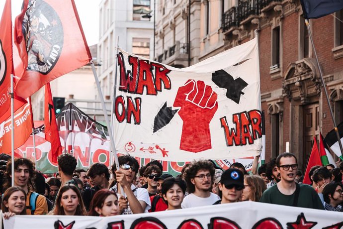 30 de abril de 2026, Itália, Milão: Pessoas marcham em apoio à Frota Global Sumud após o exército israelense ter abordado e detido ativistas na costa da Grécia, quando estes se dirigiam à Palestina. Foto: Alessandro Bremec/IPA via ZUMA Press/dpa