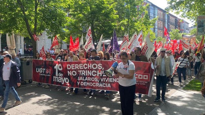 Los secretarios generales de UGT y CCOO, Óscar Lobo y Ana Fernández de los Muros, encabezan la manifestación del 1 de mayo en Valladolid