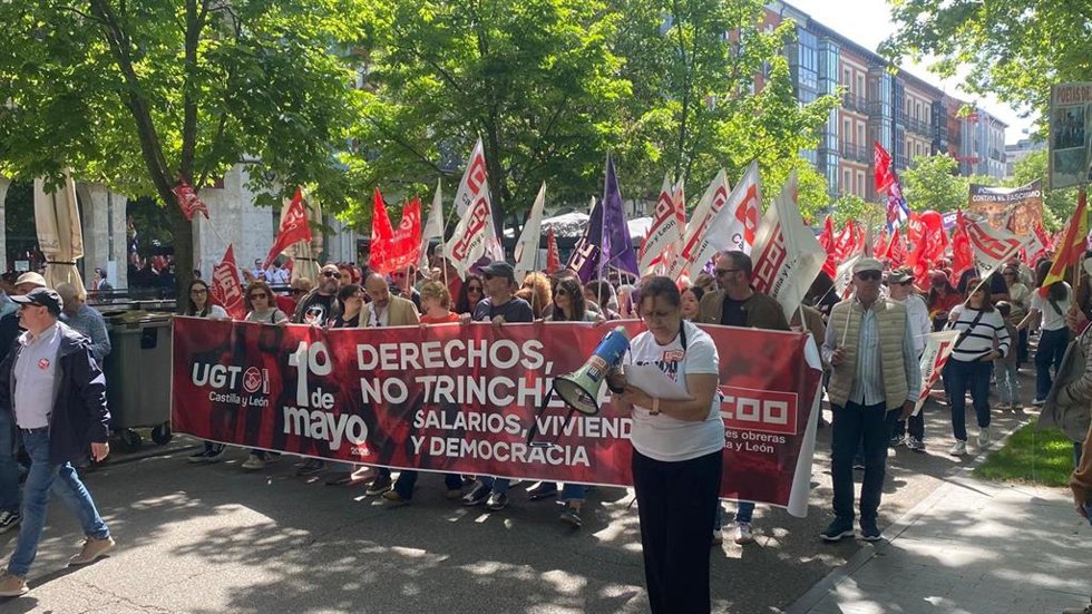 Los secretarios generales de UGT y CCOO, Óscar Lobo y Ana Fernández de los Muros, encabezan la manifestación del 1 de mayo en Valladolid