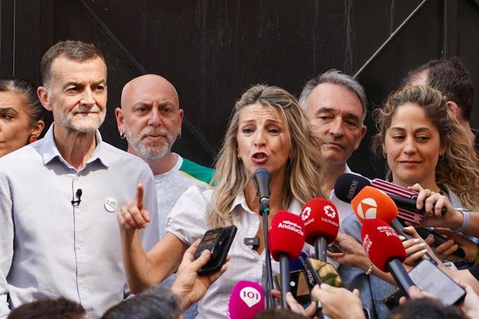 La vicepresidenta segunda del Gobierno y ministra de Trabajo, Yolanda Díaz, atiende a los medios antes del inicio la manifestación del Primero de Mayo con motivo del Día del Trabajo, celebrada en Málaga.