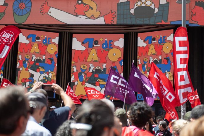 Manifestantes durante la manifestación por el Día del Trabajador, a 1 de mayo de 2026, en Madrid (España). Los sindicatos mayoritarios de CCOO y UGT convocan la movilización anual bajo el lema ‘Derechos, no trincheras. Salarios, vivienda y democracia’ par