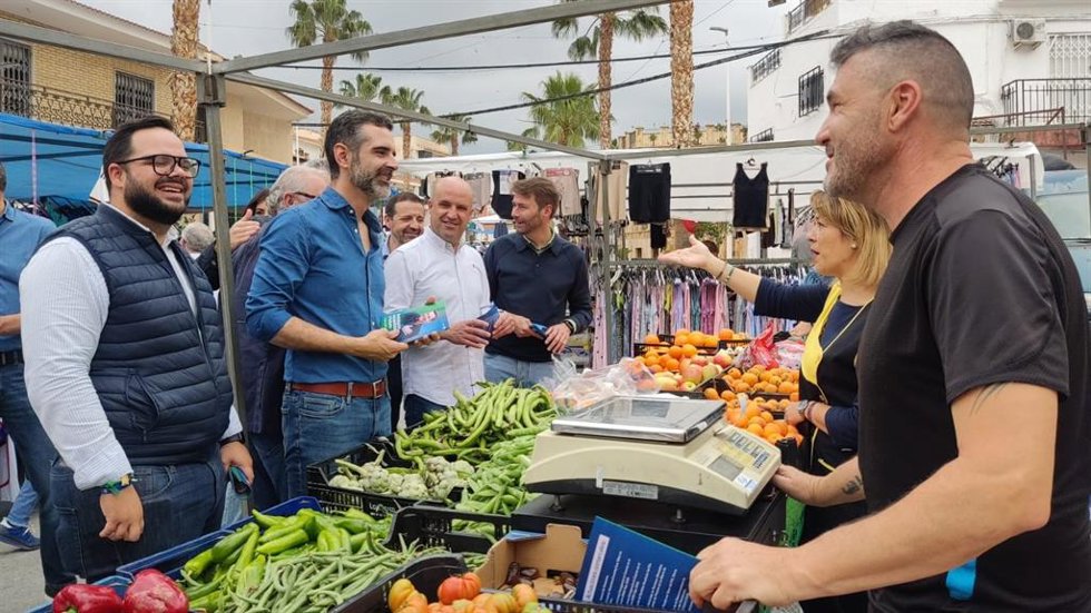 El presidente del PP de Almería y candidato del Partido Popular de Almería al Parlamento Andaluz, Ramón Fernández-Pacheco, ha iniciado la campaña electoral en el municipio de Zurgena, en el Valle del Almanzora.
