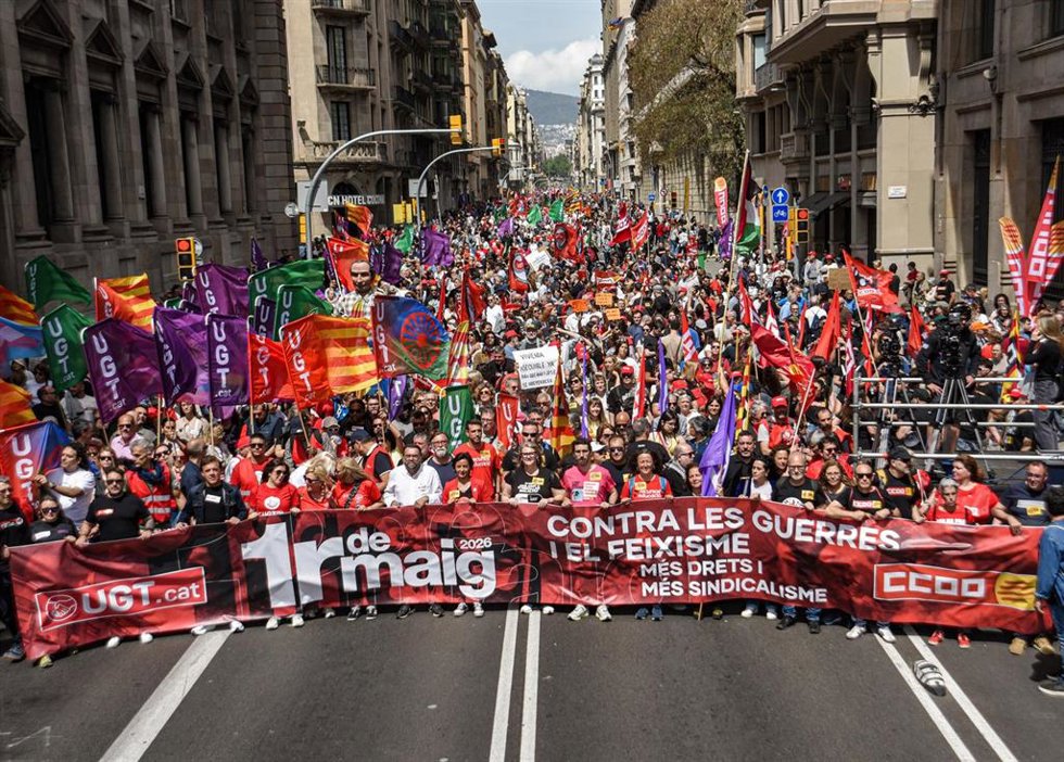 Manifestantes durante la manifestación del 1 de mayo de CC.OO y UGT, a 1 de mayo de 2026, en Barcelona (Catalunya). 