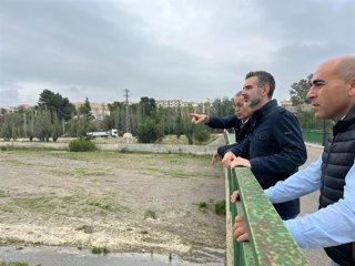El consejero de Agricultura, Pesca, Agua y Desarrollo Rural, Ramón Fernández-Pacheco, en el término municipal de Olula del Río (Almería)