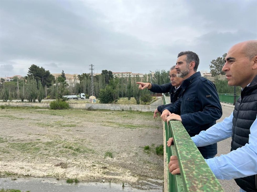 El consejero de Agricultura, Pesca, Agua y Desarrollo Rural, Ramón Fernández-Pacheco, en el término municipal de Olula del Río (Almería)