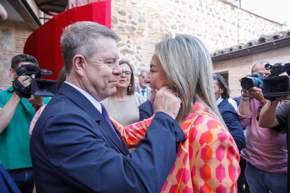 La ministra de Educación, Milagros Tolón, junto al presidente regional, Emiliano García-Page.Ca