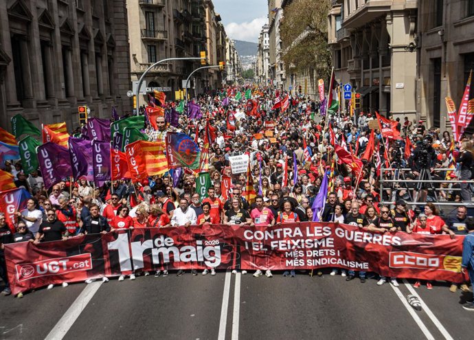 Manifestants durant la manifestació de l'1 de maig de CC.OO i UGT, a 1 de maig de 2026, a Barcelona (Catalunya). 