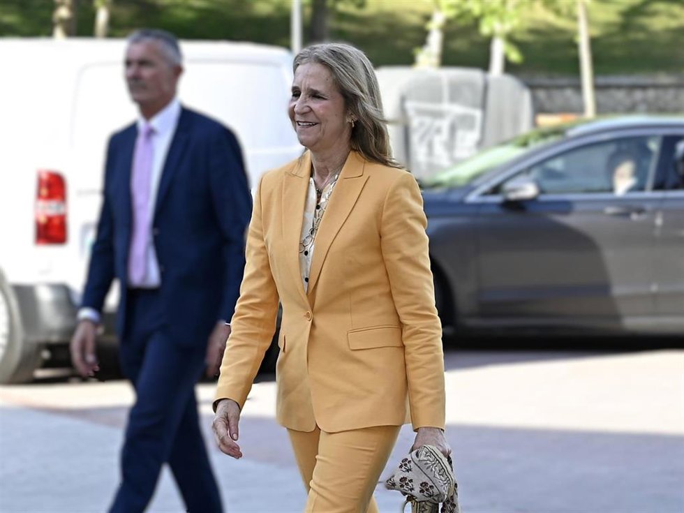 La infanta Elena, entre flores y silencio sobre Juan Carlos, Froilán y Victoria Federica en la muestra de Luis de Lezama