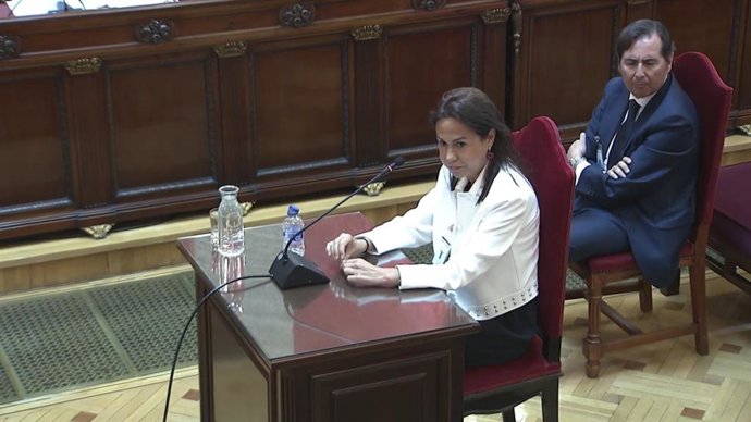A ex-presidente da Adif, Isabel Pardo de Vera, durante seu depoimento como testemunha no Supremo Tribunal no julgamento do caso das máscaras, em Madri (Espanha).