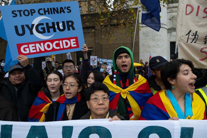 Archivo - Arquivo - 15 de novembro de 2025, Londres, Inglaterra, Reino Unido: Manifestantes se reúnem em frente ao local proposto para a megaembaixada chinesa em Royal Mint Court, em Londres, no sábado, 15 de novembro de 2025.
