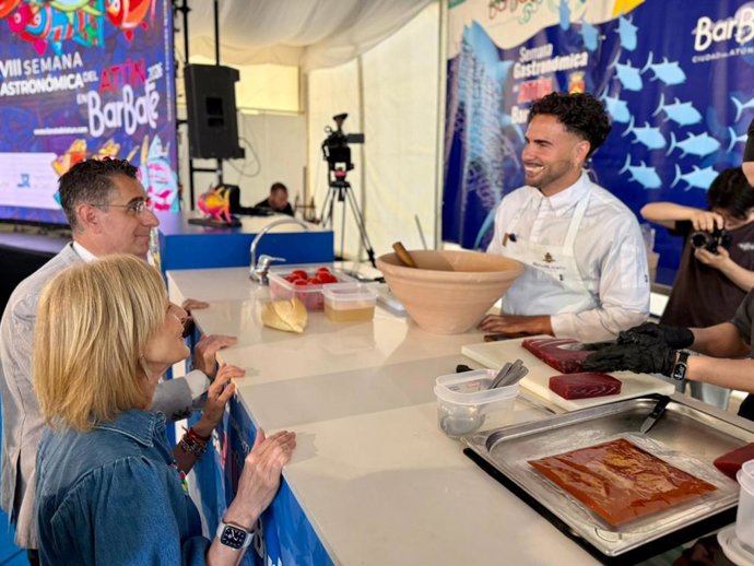 La alcaldesa de Jerez de la Frontera (Cádiz), María José García-Pelayo en el showcooking celebrado en la carpa institucional del Ayuntamiento de Barbate este viernes englobado dentro de la XVIII Semana Gastronómica del Atún en Barbate.