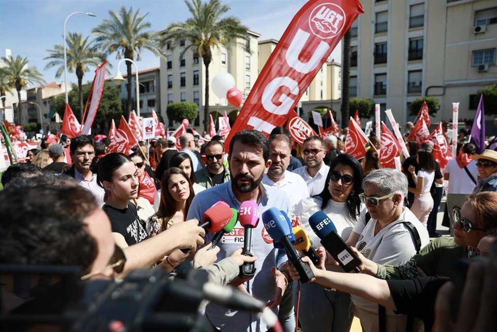 El secretario general del PSOE de Extremadura, Álvaro Sánchez Cotrina, en la manifestación del 1º de Mayo en Mérida.
