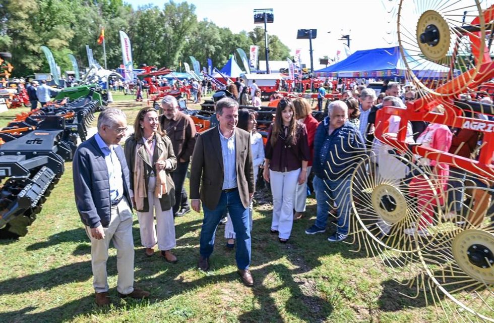 La consejera de Agricultura, Ganadería y Desarrollo Rural de la Junta en funciones, María González Corral, y el presidente de la Diputación, Borja Suárez, han inaugurado la 64 edición de la Feria de Maquinaria Agrícola de Lerma (Burgos).