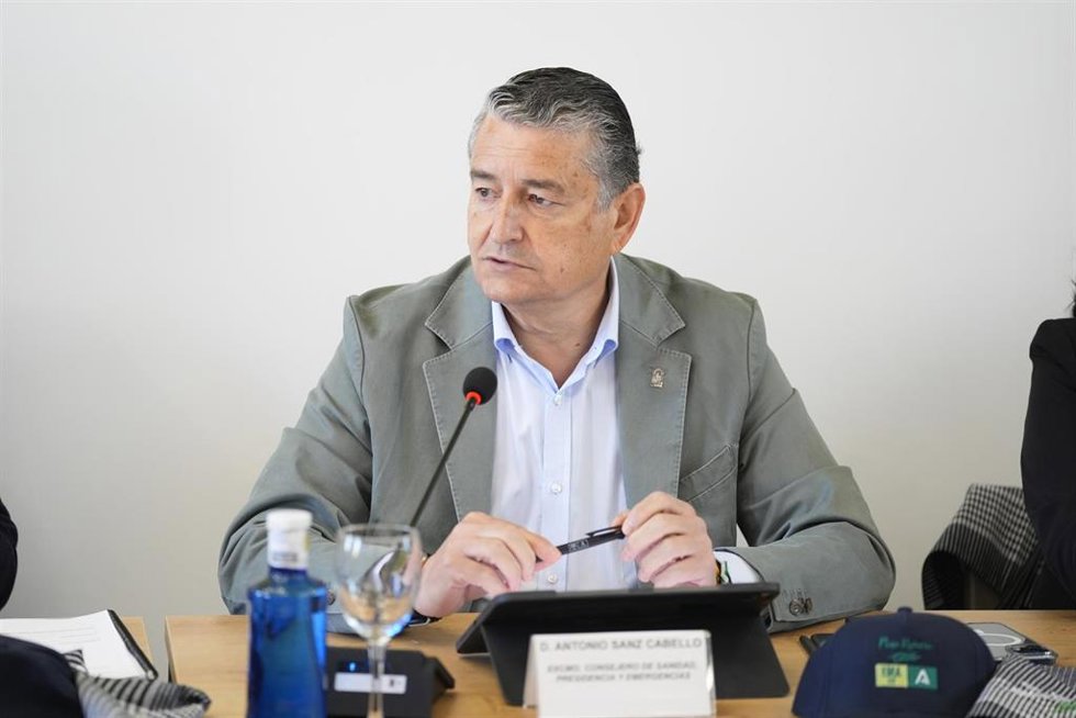 El consejero de Sanidad, Presidencia y Emergencias, Antonio Sanz (1i), interviene en la reunión del Comité Asesor del Plan Romero 2026. A 30 de abril de 2026 en Almonte, Huelva (Andalucía, España).