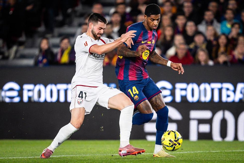 Archivo - Íñigo Arguibide (Osasuna) y Marcus Rashford (Barcelona), durante el partido de LaLiga entre el FC Barcelona y Osasuna en el Spotify Camp Nou (Barcelona), el 13 de diciembre de 2025