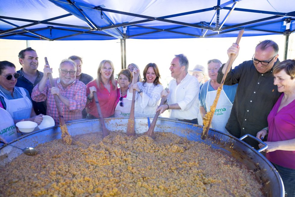 La presidenta del PP de Málaga, Patricia Navarro, junto al vicesecretario de Coordinación Autonómica, Local y Análisis Electoral del PP, Elías Bendodo. 