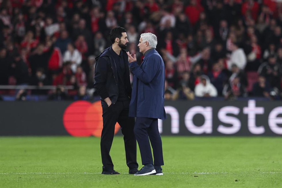 Archivo - Álvaro Arbeloa, Real Madrid, y Jose Mourinho, Benfica