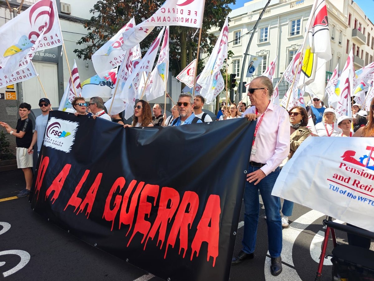 Más de 3.000 personas marchan en Canarias contra la guerra en Irán y piden acceso a la vivienda y mejoras salariales