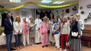 María del Mar Vázquez, junto a vecinos de Cruz de Caravaca, en las fiestas del barrio.
