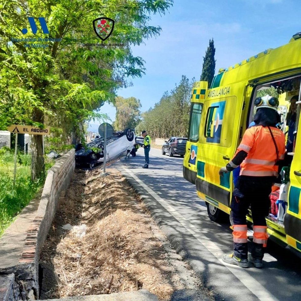 Efectivos intervienen en un accidente en la A-367 en Cuevas del Becerro