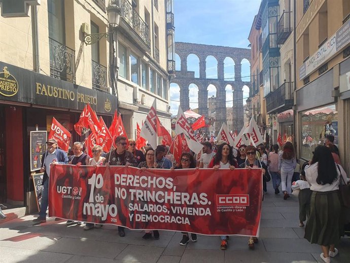 Cabecera de la manifestación sindical este 1 de mayo en el centro de la ciudad de Segovia.